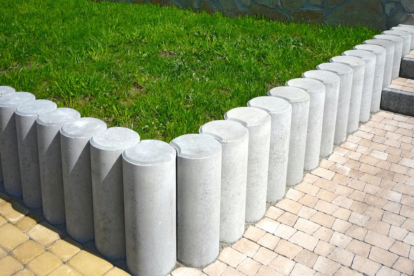 Steel edging holding a sharp clean line between mulched bed and Bermuda lawn.